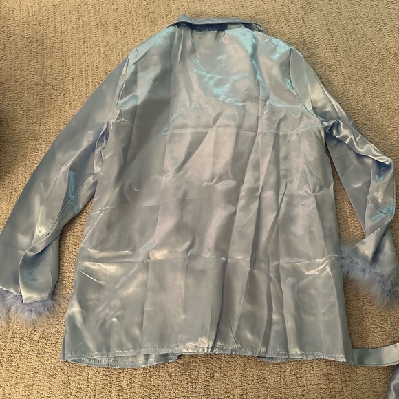 Light Blue Blazer with Collared Neckline and Lightweight Fabric - Picture 5 of 16